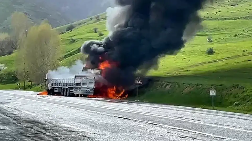 Bitlis'te Çarpışan 2 TIR'da Yangın Çıktı: 2 Ölü