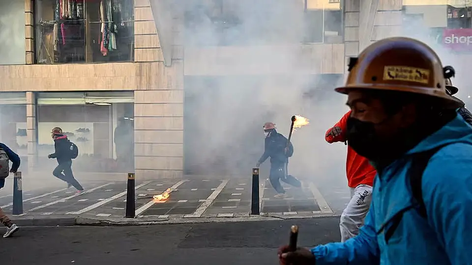 Bolivya'da Madenciler Hükümeti Protesto Etti: Ülke Genelinde Yollar Kapandı