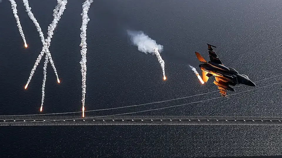 Çanakkale Semalarında Savaş Uçakları Nefes Kesti