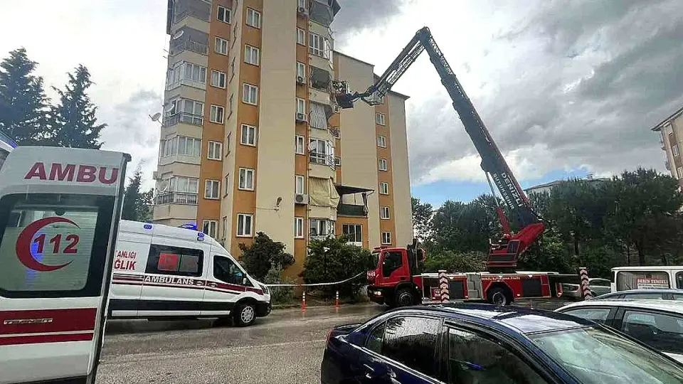 Denizli'de Çatı Tamiratı Sırasında Yıldırım Düşmesiyle 2 İşçi Yaralandı