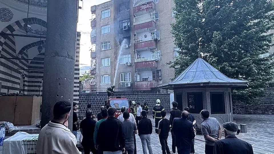 Diyarbakır'da Yangın: İtfaiye Eri Yaralandı, 2 Kişi Duman Soludu