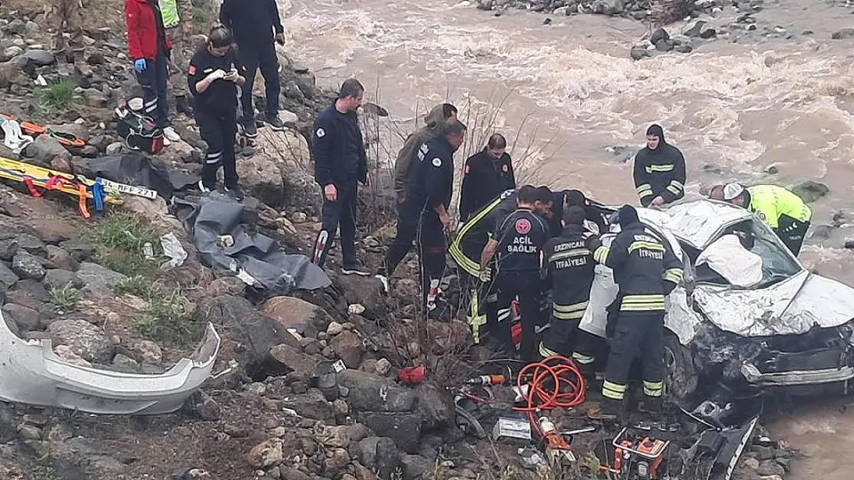 Erzincan'da otomobil dereye yuvarlandı: 2 kişi hayatını kaybetti, 1 yaralı