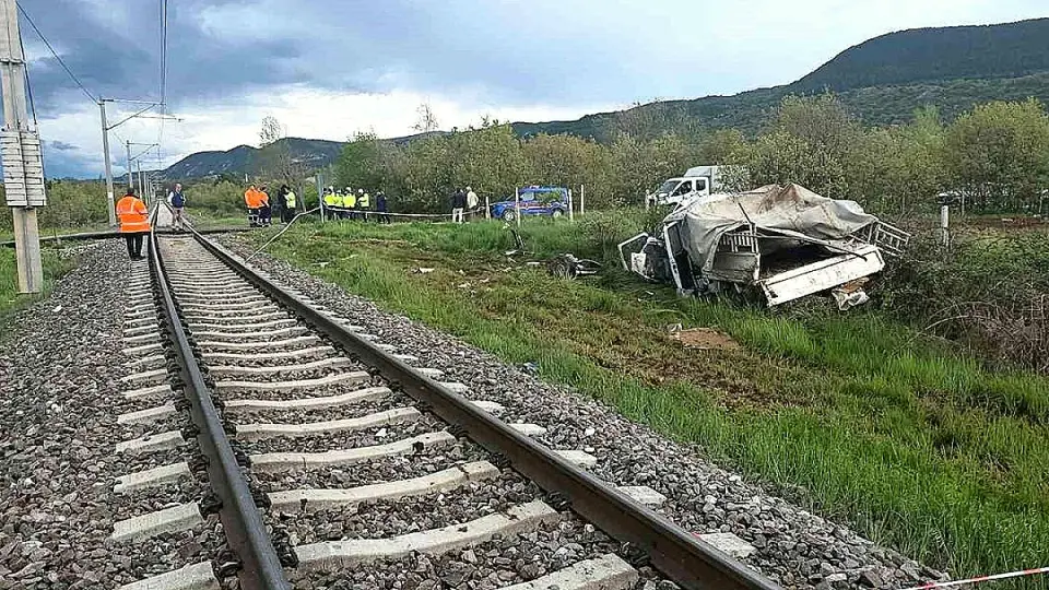 Hemzemin Geçitte Tren Kamyonete Çarptı: 4 Yaralı