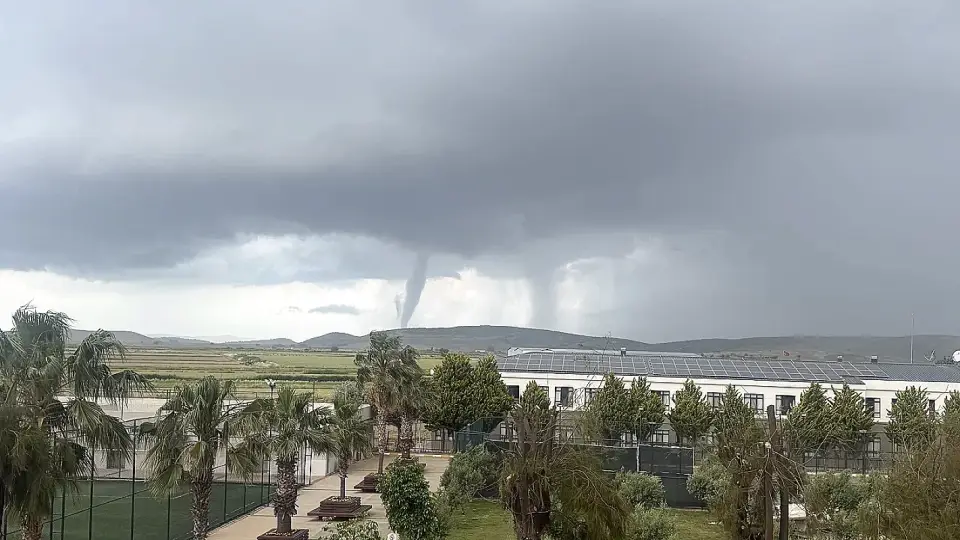İzmir Menemen'de Hortum Paniği: Ani Hava Değişikliği Etkili Oldu