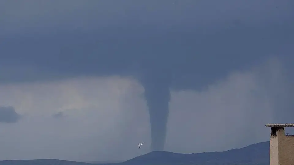 İzmir'de Hortum Paniği Yaşandı