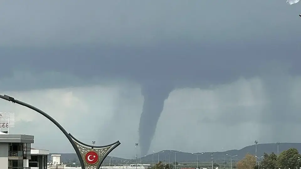 İzmir'in Menemen ilçesinde hortum oluştu
