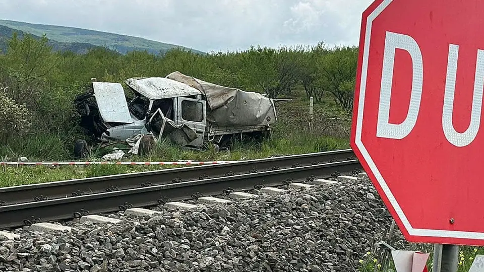 Kamyonete çarpan trenin ardından 1 kişi hayatını kaybetti, 3 kişi yaralandı