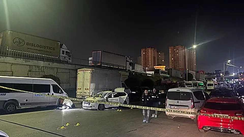 Küçükçekmece'de Dur İhtarına Uymayan Otomobil Kovalamacası: 1 Polis Memuru Yaralandı