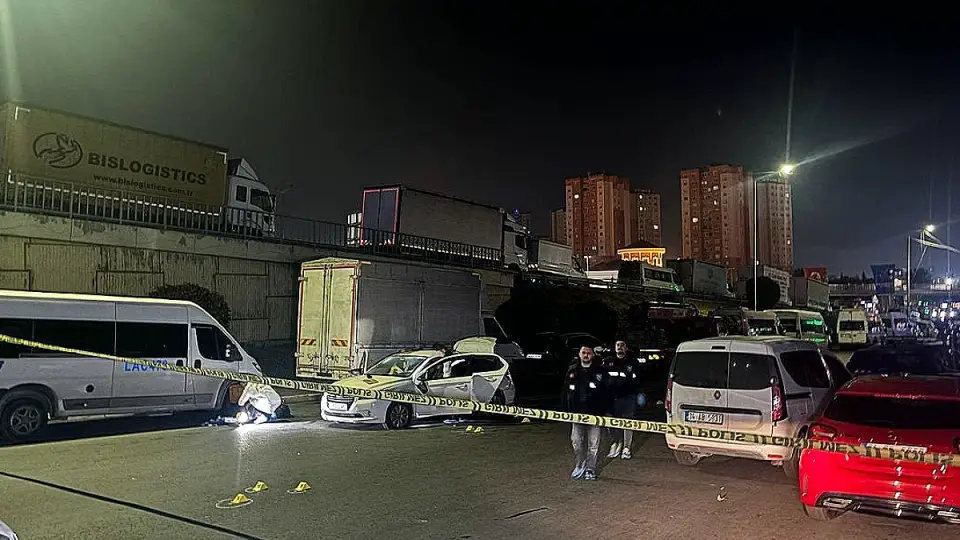 Küçükçekmece'de Dur İhtarına Uymayan Otomobile Ateş Açıldı: 1 Polis Memuru Yaralandı