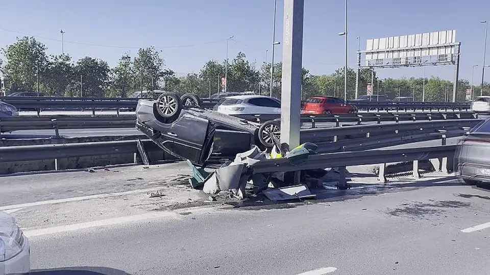 Küçükçekmece'de Trafik Kazası: Otomobil Takla Attı