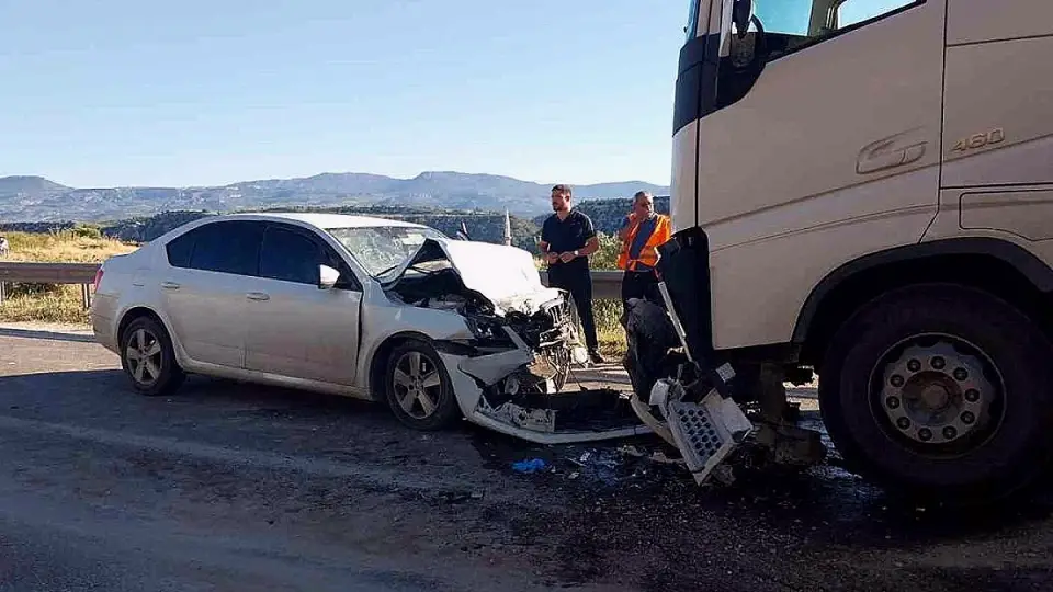 Mersin'de Trafik Kazası: Anne ve Kızı Hayatını Kaybetti, Baba Ağır Yaralandı