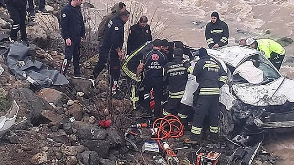 Otomobil dereye yuvarlandı: 2 kişi hayatını kaybetti, 1 kişi yaralandı