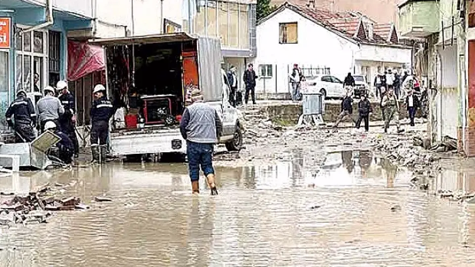 Samsun'da Sel Afeti: 4 Mahallede Elektrik Kesintisi, 12 Kişi Hafif Yaralandı