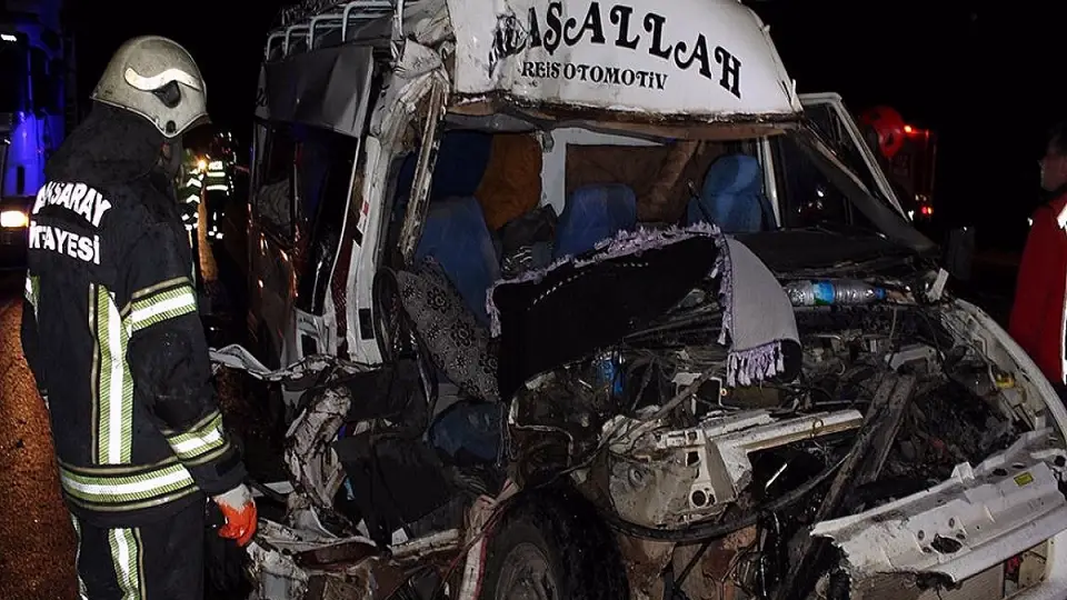 Tarım İşçilerini Taşıyan Minibüs TIR'a Çarptı: 9 Yaralı Taburcu Oldu