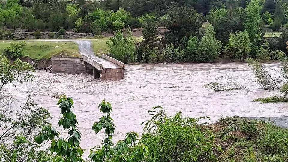 Tokat'ta Sel Nedeniyle Köprü Ulaşıma Kapandı