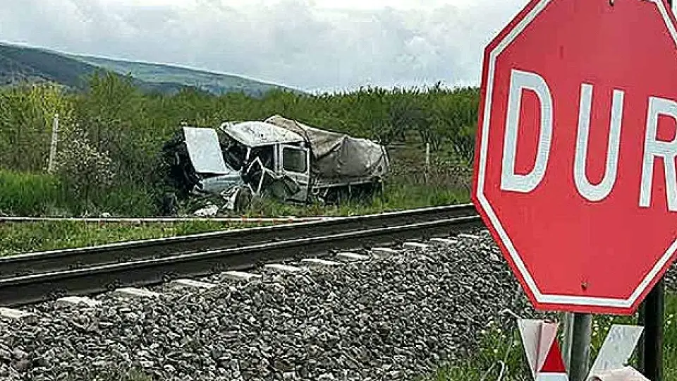 Tren kamyonete çarptı: 1 kişi hayatını kaybetti, 3 kişi yaralandı