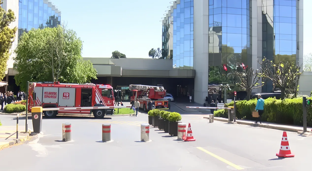 Beşiktaş'taki 20 katlı otelde yangın: Misafirler tahliye edildi