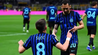 Hakan Çalhanoğlu'nun Golleri ve Asistiyle Inter Finale Yükseldi