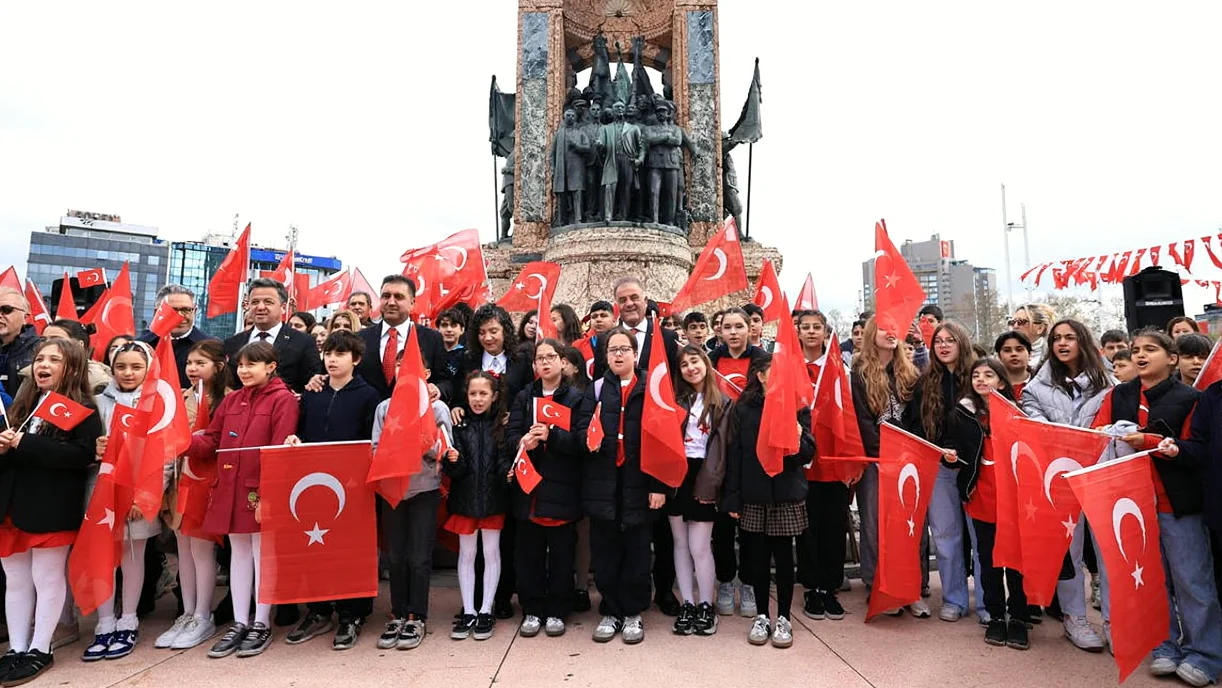 İBB Başkanvekili Nuri Aslan, 23 Nisan'da koltuğunu bir öğrenciye devretti