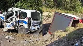 İzmir Bornova'da freni patlayan tırın sebep olduğu kaza: Ölü ve yaralılar var