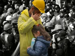 Maden İşçileri Aylardır Maaş Alamıyor: Grev ve Polis Müdahalesi