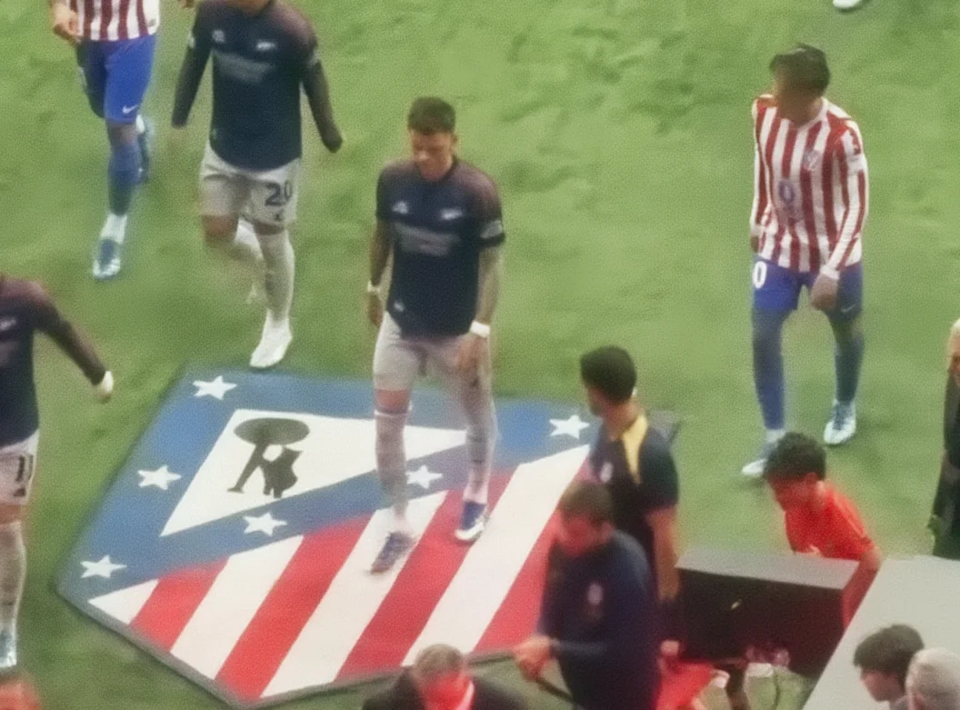 Şampiyonlar Ligi'nde Olay: Simeone ve Ben White Arasında Logoya Basma Tartışması