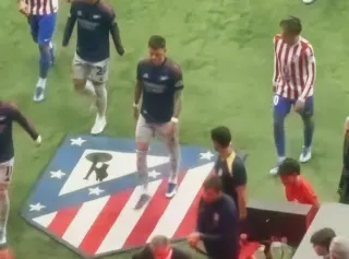 Şampiyonlar Ligi'nde Olay: Simeone ve Ben White Arasında Logoya Basma Tartışması