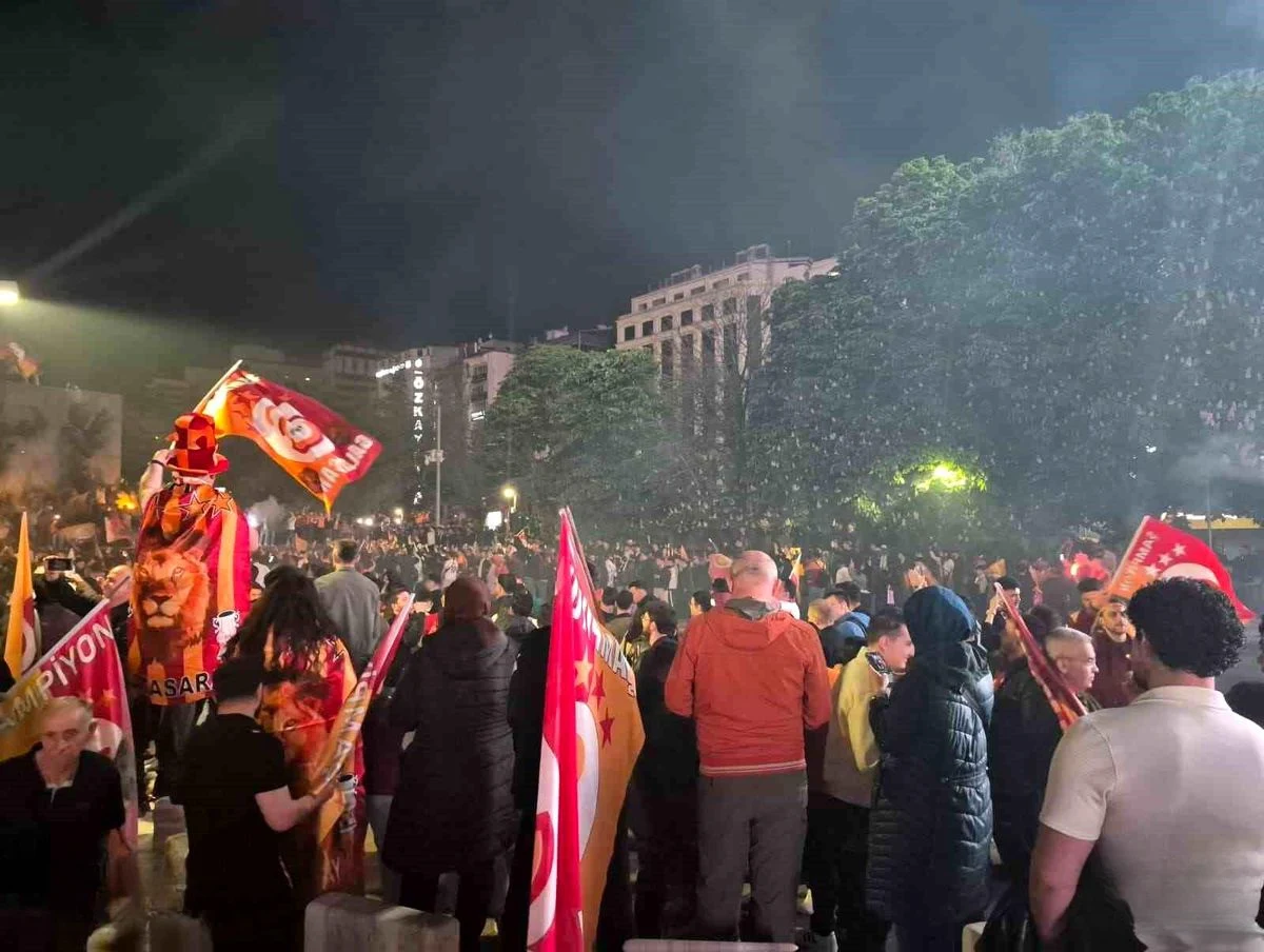 Galatasaraylı Taraftarlar Şampiyonluk Coşkusunu Paylaştı