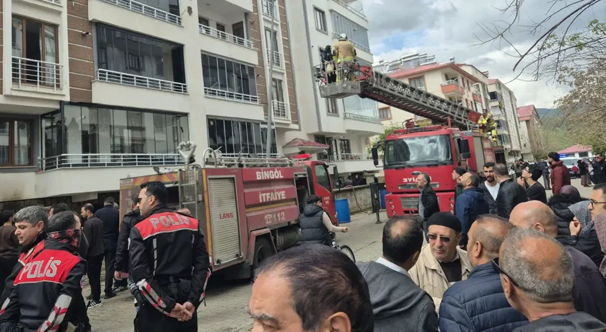 Bingöl'de Binada Çıkan Yangında 13 Kişi Duman Soludu