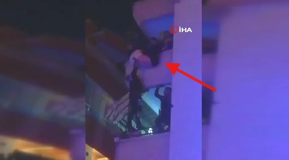 Balkondan Sarkan Kişi Polis Tarafından Kurtarıldı