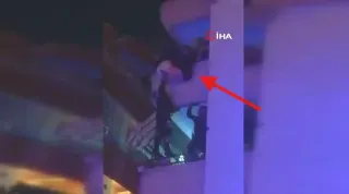 Balkondan Sarkan Kişi Polis Tarafından Kurtarıldı