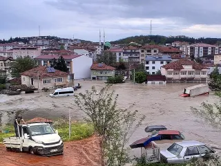 5 İlde Sağanak Etkili Oldu: Bodrum Katları ve Araçlar Sular Altında Kaldı