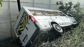 Alanya'da okul servisi bahçeye devrildi: 6 öğrenci yaralandı