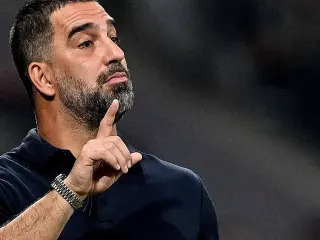 Arda Turan'ın Maçında Siren Sesleri: Oyun Durdu, Sahadan Çekilme Yaşandı