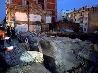 Balıkesir'de Temel Kazısı Sırasında 3 Katlı Bina Yıkıldı