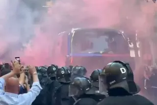 Barcelona Taraftarları Kendi Takım Otobüsünü Taşıladı