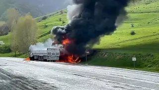 Bitlis'te Çarpışan 2 TIR'da Yangın Çıktı: 2 Ölü