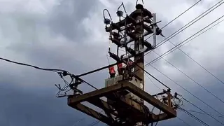 Bolu'da Elektrik Direğine Yıldırım İsabet Etti