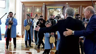 Cumhurbaşkanı Erdoğan'a Kazakistan'da Dombra Sürprizi