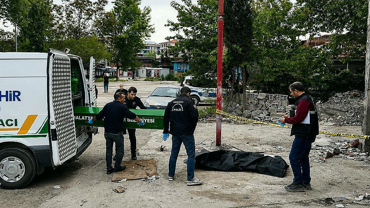 Elektrik Direğinden Düşen Hurdacı Hayatını Kaybetti