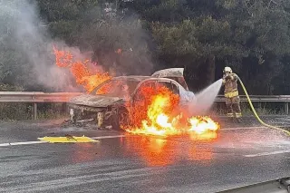 Esenyurt'ta Seyir Halindeki Otomobilde Yangın Çıktı