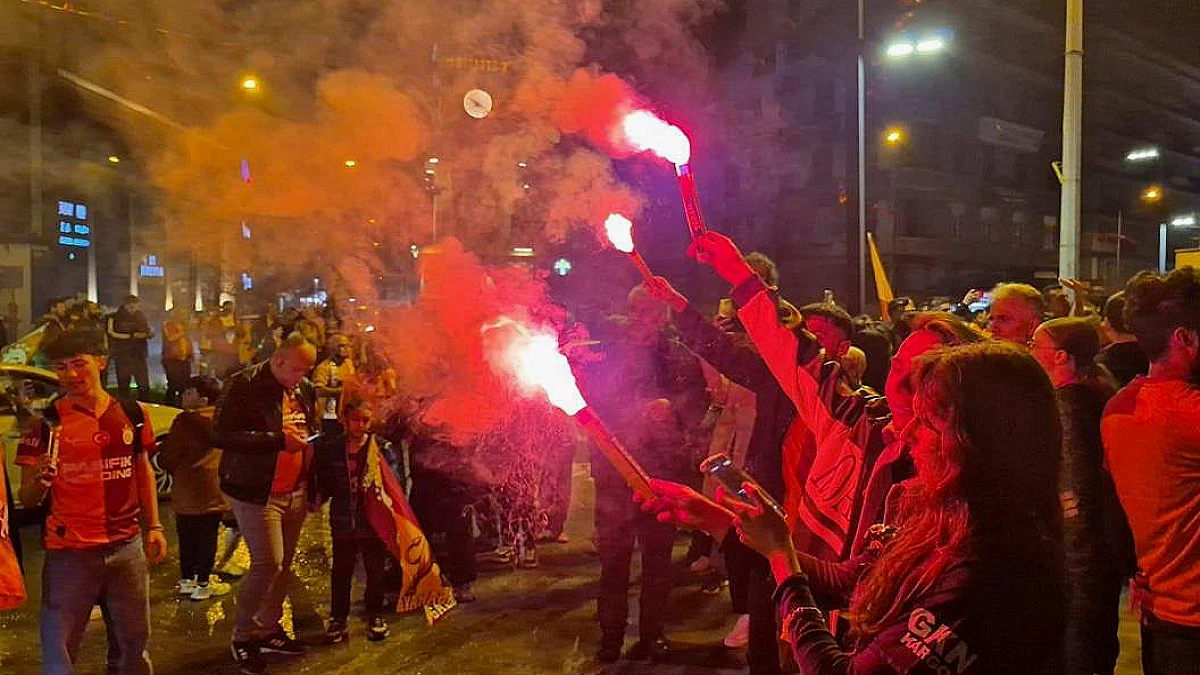 Galatasaray Taraftarları Zonguldak Sokaklarında Şampiyonluğu Kutladı