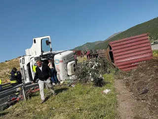 Gaziantep'te Tır Devrildi: Sürücü Yaralandı