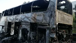İstanbul'da Tur Otobüsü Motor Kısmından Alev Aldı