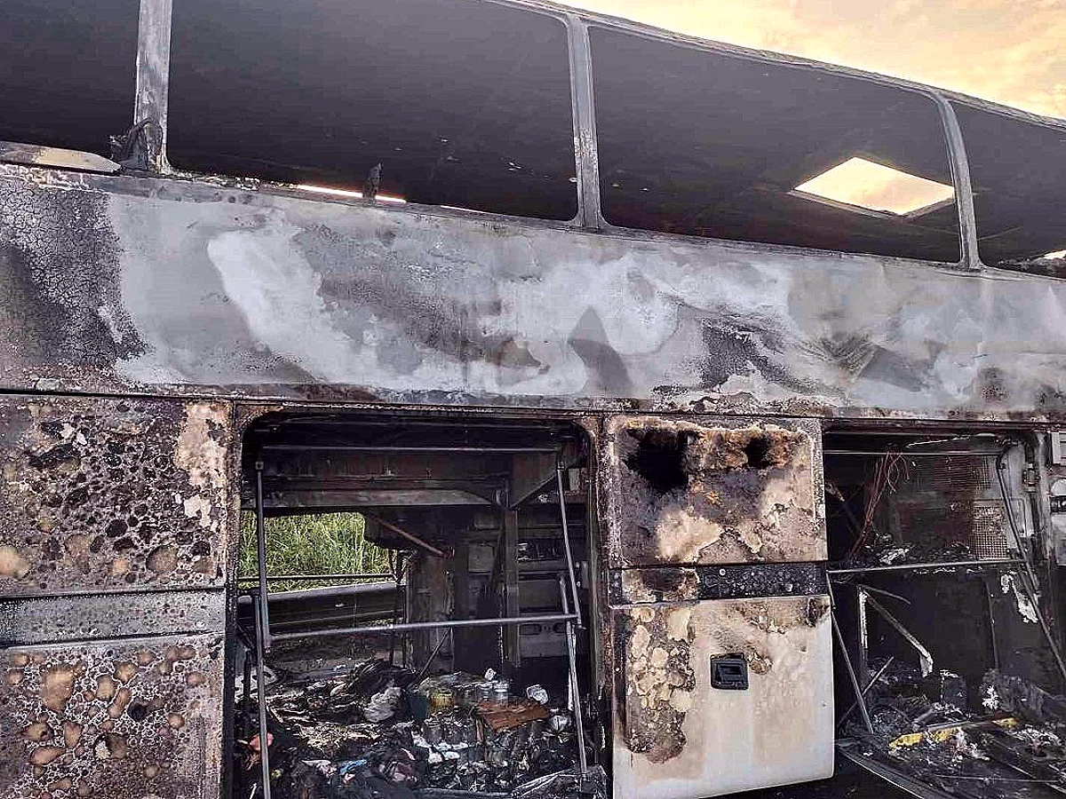 İzmir'den İstanbul'a Giden Tur Otobüsü Tuzla'da Alev Aldı