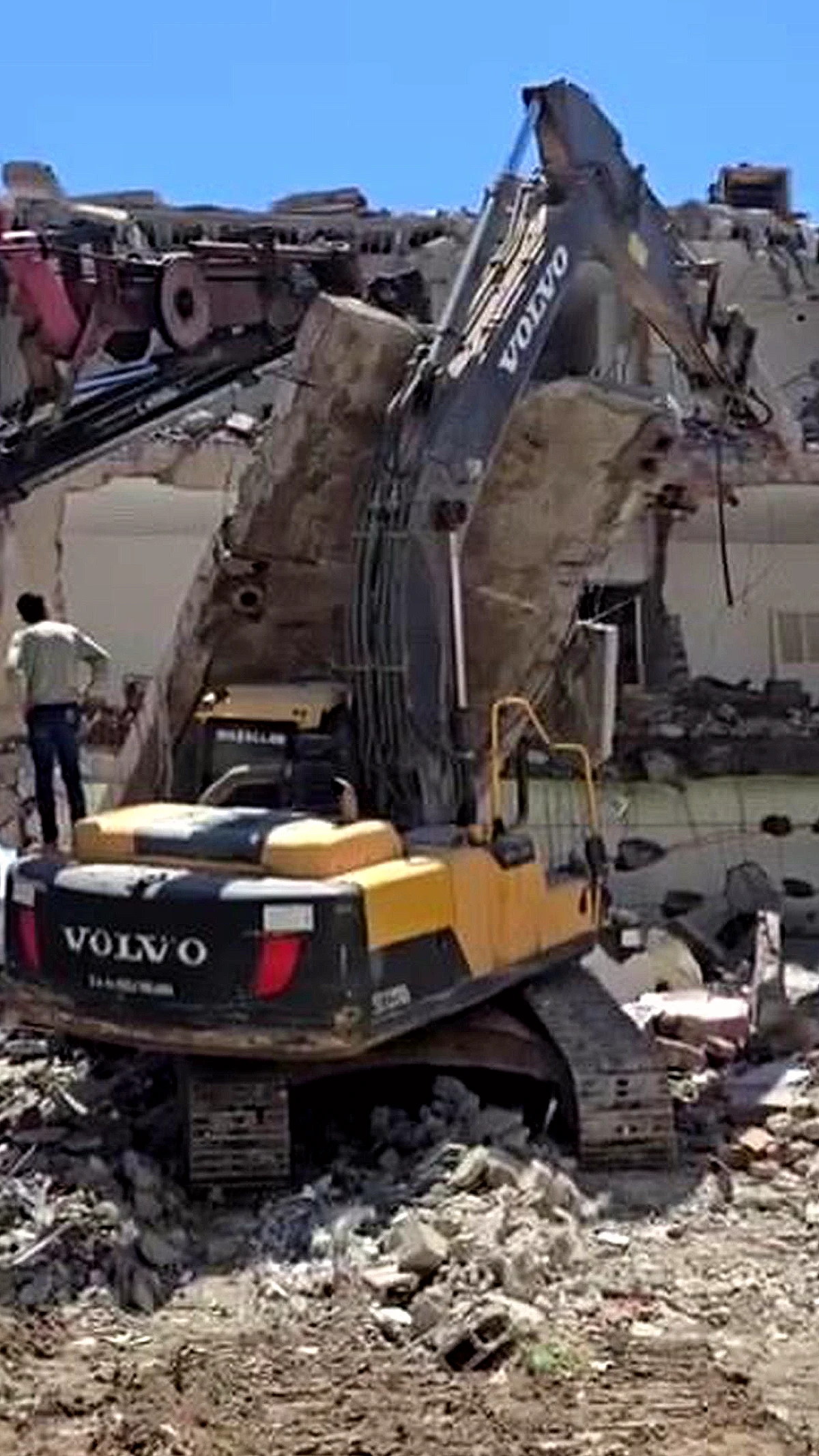 Kahta'da Yıkım Sırasında İş Makinesinin Üzerine Beton Bloğu Düştü
