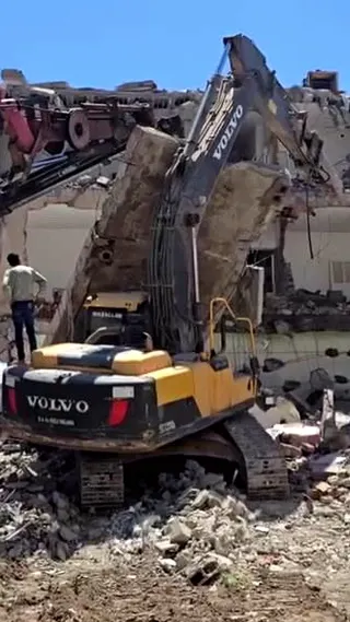 Kahta'da Yıkım Sırasında İş Makinesinin Üzerine Beton Bloğu Düştü