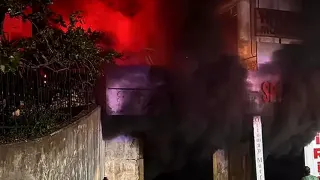 Kolonya İmalathanesinde Yangın: Bir İtfaiye Eri Yaralandı