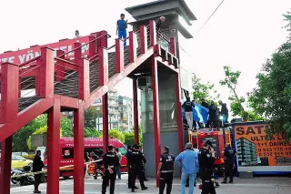 Manisa'da Üst Geçit Asansöründe Sıkışan Genç Hayatını Kaybetti