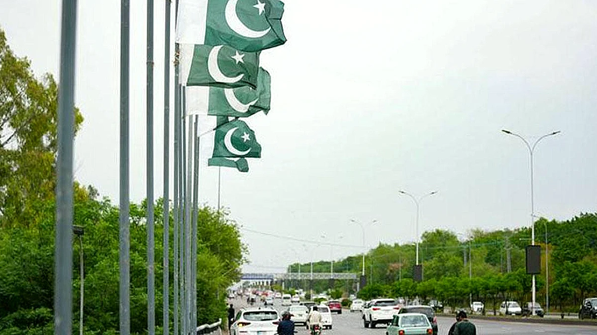 Pakistan'da Polis Noktasına Bombalı Araçla Saldırı: 12 Polis Hayatını Kaybetti
